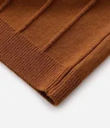 Remera de manga corta color marrón, con cuello redondo y textura acanalada vertical. Confeccionada en viscosa y poliamida.