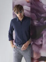 Camisa azul marino de lino y algodón, de manga larga con cuello clásico y bolsillo en el pecho.