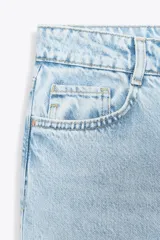 Jeans tobilleros de tiro alto color negro, corte recto y cinco bolsillos.