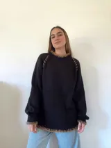 Sweater tejido a mano con lana color marrón. Tiene terminaciones en crochet con hilo de seda color negro. Silueta recta, cuello a la base y mangas ranglan baloon.