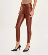 Pantalón skinny de sarga color marrón con textura resinada, cintura alta, trabillas para cinturón y bolsillos.