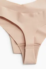 Pack de tres colaless color piel de microfibra con tiro bajo y cintura en V. Ribetes cortados por láser para una sensación suave y mínima visibilidad abajo de la ropa.