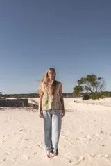 Chaleco bordado a mano con flores y mostacillas al estilo hindú, de corte amplio.