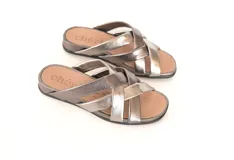 Sandalias plateadas de cuero con tiras cruzadas y plantilla anatómica de PU.
