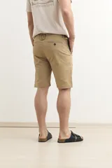 Bermuda de gabardina color verde con bolsillos laterales y traseros.