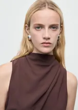 Mono largo sin mangas color marrón oscuro, con cuello redondo drapeado y cinturón ajustable.