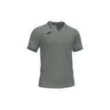 Polo de manga corta color gris melange, con cuello y puños ribeteados en gris oscuro. Presenta un pequeño logo de Joma bordado en el pecho.