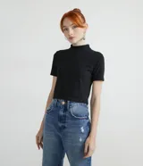 Remera corta negra de algodón con cuello alto y mangas cortas.