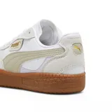 Championes Puma Palermo Lamoda, color blanco con detalles en rosa y suela de goma color caramelo.