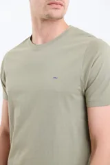 Remera manga corta color verde con logo pequeño en el pecho.