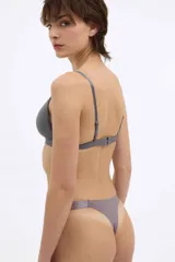 Bralette color beige con breteles finos y copas triangulares sin aro.