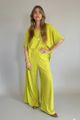 Conjunto color verde lima compuesto por un remerón de mangas cortas y un pantalón palazzo de lino con cintura elastizada.