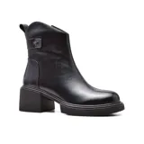 Bota corta negra de cuero, con caña baja, hebilla lateral y taco cuadrado.