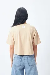 Remera negra de corte holgado con mangas ranglan y cuello redondo con bordado de estrellas blancas.