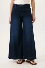 Pantalón de jean azul oscuro, de corte palazzo y tiro alto.