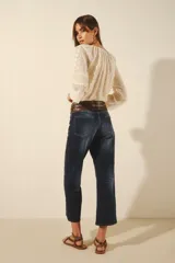 Jean de corte oxford tiro alto, de denim azul con elastano, lavado con localizado y bigotes.