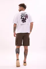 Bermuda cargo color verde militar con bolsillos laterales con fuelle y cierre de solapa.