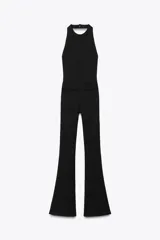 Mono largo negro de tejido elástico, con cuello halter, espalda descubierta y bajo acampanado.