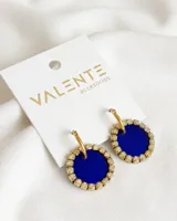 Aros colgantes con aro dorado y dije circular azul con borde de strass.