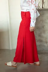 Pantalón wide leg color azul con bolsillos delanteros y traseros, cintura alta y terminaciones desflecadas.