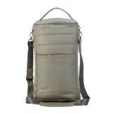 Matera verde militar con detalles en cuero color suela, con correa de galón regulable y manija superior. Cuenta con bolsillo interior con cierre y compartimiento apto para termos de 1000 ml de capacidad.