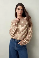 Sweater de punto color beige con rayas horizontales marrones en relieve, cuello redondo y mangas largas.