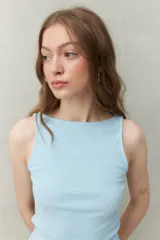 Musculosa celeste de algodón con escote cuadrado y breteles anchos.