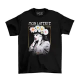 Remera negra de algodón con estampado de Mon Laferte con corona de flores y marco dorado.