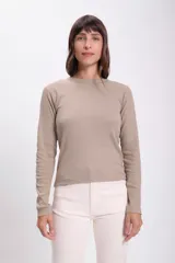 Remera tostada de corte ajustado, cuello redondo y mangas largas.