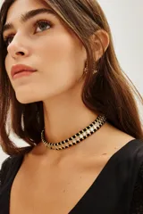 Gargantilla estilo choker con diseño étnico, compuesta por una base de cordón negro entrelazado con piezas cuadradas de vidrio engarzadas en marcos de metal dorado.
