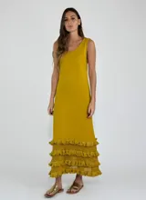 Vestido largo amarillo sin mangas con escote redondo y ruedo con tres volados de encaje.