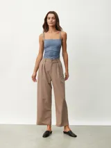 Pantalón negro de corte ancho.