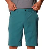 Short de hombre color verde oliva, con bolsillos laterales y traseros con cierre. Protección solar UPF 50 y repelencia al agua.