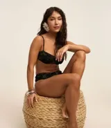 Bikini top con estampa de palmeras, modelo media taza con breteles ajustables, aro y lazo en la espalda. Confeccionado en microfibra.