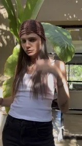 Sombrero tipo bucket de hilo trenzado color terracota.