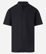 Camisa negra de algodón con corte slim, cuello mao, manga corta y abotonadura frontal.