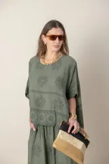 Blusa italiana suelta de lino color crudo con estampado al tono.