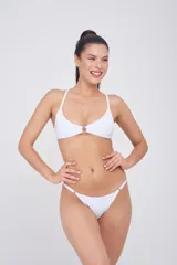 Micro tanga azul con argollas plateadas en los laterales.