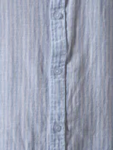 Camisa blanca de lino y algodón con cuello mao y manga larga.