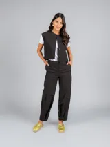 Sandalia mule color blanco con aplique metálico dorado y suela de yute.