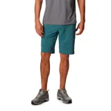 Short de hombre color verde oliva, con bolsillos laterales y traseros con cierre. Protección solar UPF 50 y repelencia al agua.