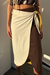 Falda pareo de lino combinada en tono chocolate, pistacho y crudo, con diseño envolvente y agarre lateral.