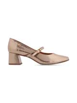 Zapato Carmela dorado con estampado reptil, de punta semi cuadrada y tirilla en el empeine, con hebilla metálica de ajuste y taco de 5cm. Diseñado en Uruguay, fabricado en Brasil.