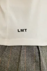 Remera celeste de corte recto y mangas cortas.