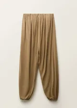 Mono largo color ocre, de corte recto y palabra de honor. Presenta detalle fruncido en el escote y bajo abullonado.