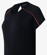 Remera deportiva negra de manga corta confeccionada en microfibra de poliamida ligera con agujeritos en los hombros y bieses en contraste color naranja en las sisas.