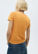 Camiseta blanca de algodón con logo 'Mango' estampado en dorado en el pecho.