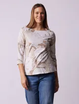 Remera de mangas 3/4 con escote cuadrado y estampado de flores color beige y blanco.