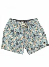Short de baño con estampado de hojas en tonos azul, verde y beige. Tiene cintura elástica con cordón ajustable, dos bolsillos laterales y uno trasero.