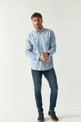 Camisa celeste a rayas rojas de hombre, manga larga, con bolsillo y logo bordado.